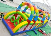 juegos inflables impresos arco iris colorido del obstáculo de 12 m que pasan el PVC de los cursos